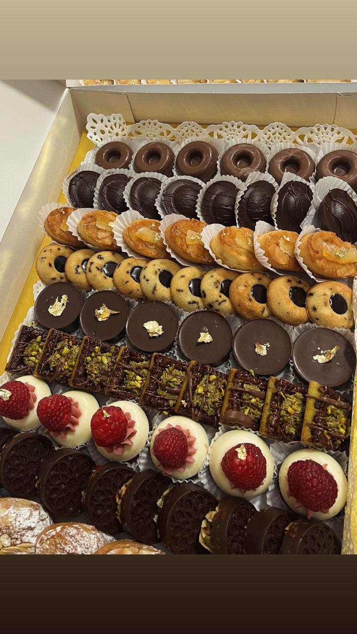 بلاتو الحلويات الفاخرة