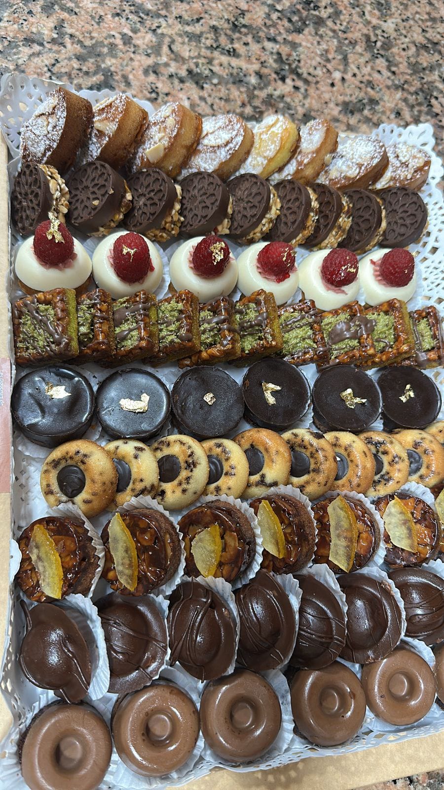 بلاتو الحلويات الفاخرة